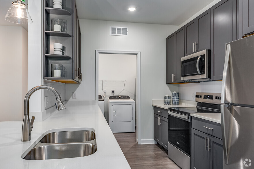 2BR, 2BA - 1115SF - Kitchen - The Flats at Legacy