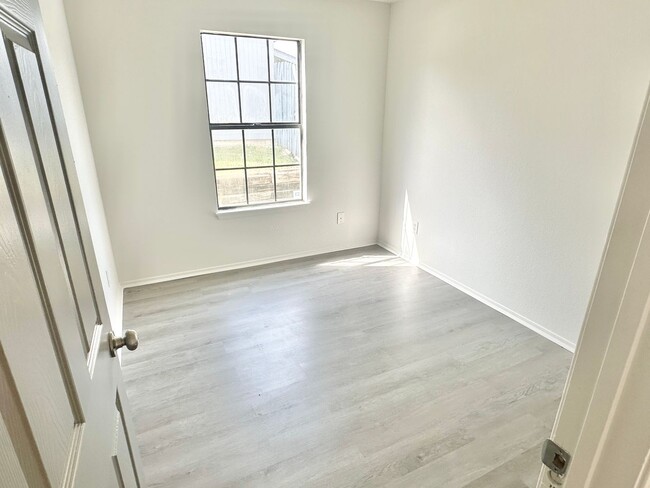 Building Photo - NEW IN MANAGEMENT - AVAILABLE SOON! - 2 WE...