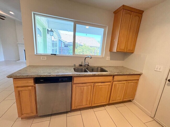 Building Photo - Lovely Cul-de-Sac Home in Davis – Close to Parks & Amenities