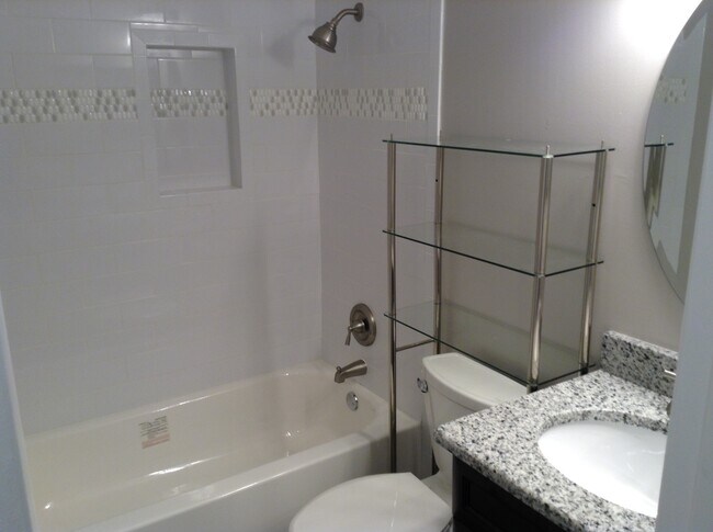Building Photo - 2 Bedroom/2 Bathroom Triplex with Large Fe...