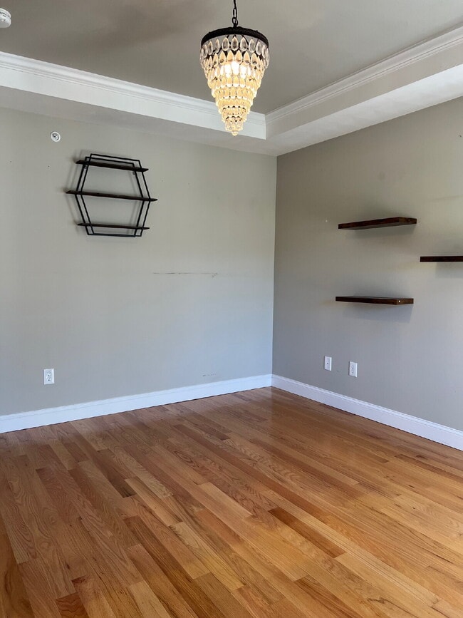 Building Photo - Gorgeous and newly renovated townhouse-sty...