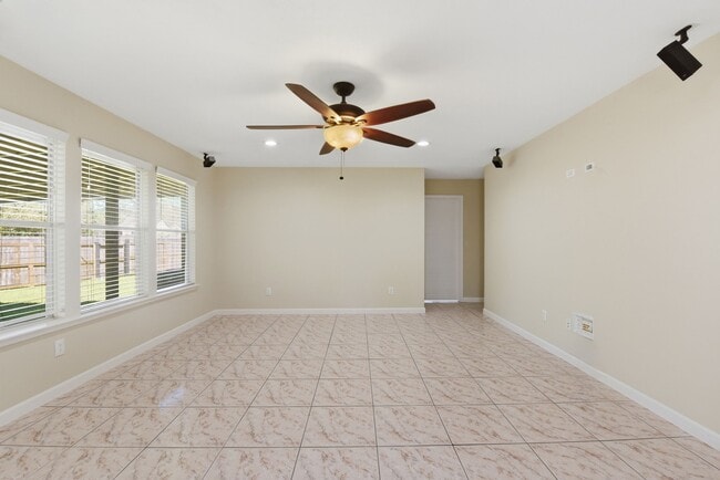 Building Photo - 8515 Leafdale Dr