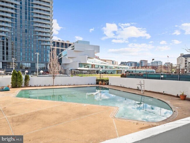 Building Photo - 1530 Key Blvd