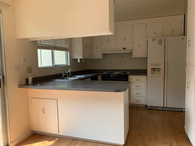 Building Photo - Adorable 3 Bed 1.5 Bath Covell Commons Condo ( fall Rental )