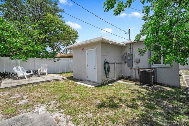 Building Photo - 2227 Cody St