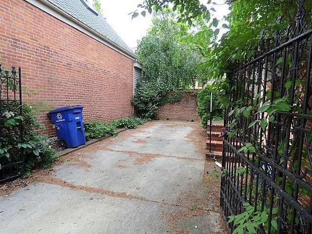 Building Photo - Gorgeous Brick German Village Home!