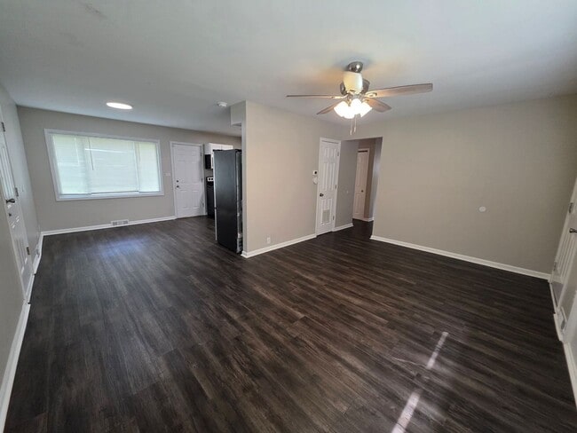 Building Photo - Charming 3-Bedroom Retreat with Spacious Backyard!