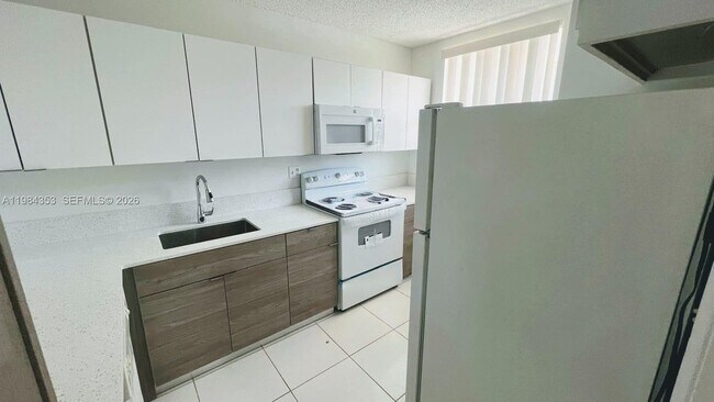 Building Photo - 8429 Forest Hills Dr