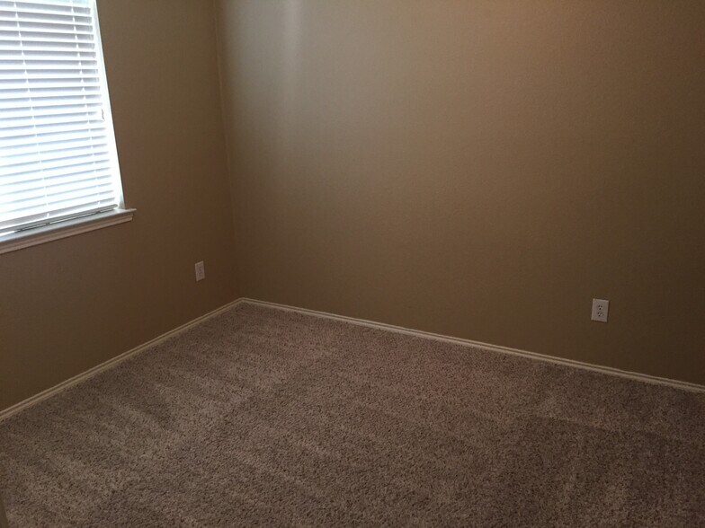 Building Photo - 1000 Warbler Ln