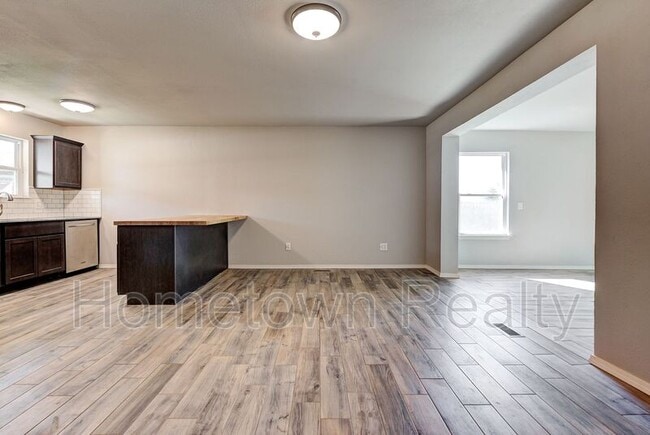 Building Photo - 606 Oak Creek Dr