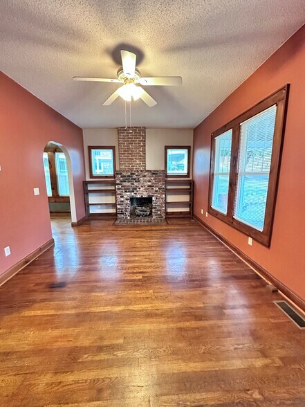 Building Photo - 923 E Hillcrest Dr