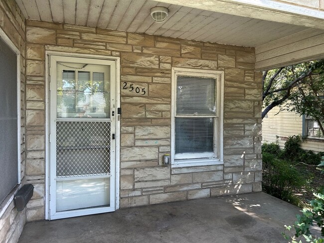 Building Photo - Large Bedroom Waco Home