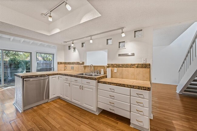 Building Photo - 8903 Trone Cir