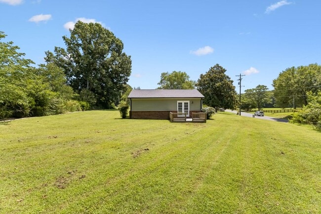 Building Photo - 1001 Lakeside Dr