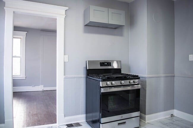 Building Photo - 19 Bassett St