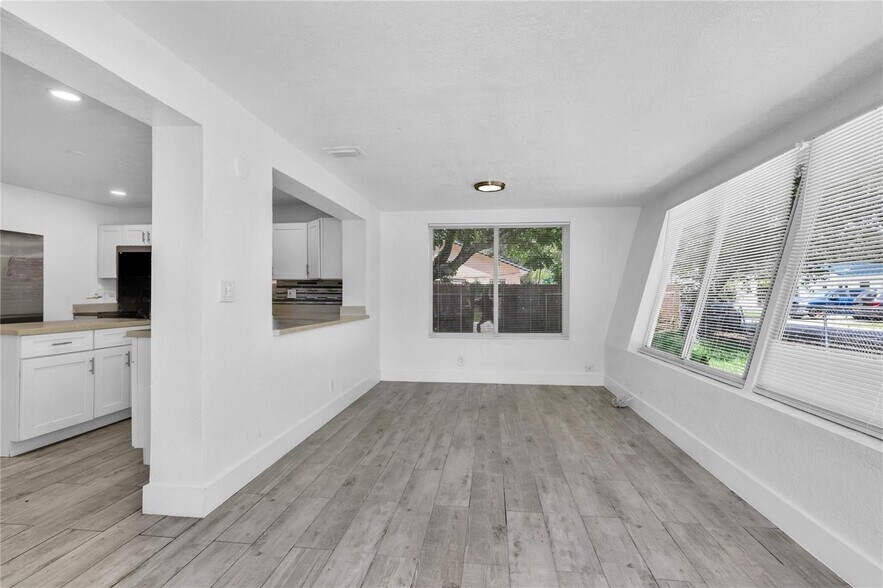 Building Photo - 16200 NE 3rd Ave