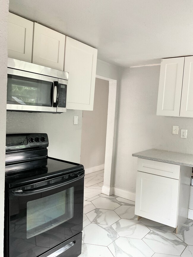 Building Photo - 1356 W 24th St