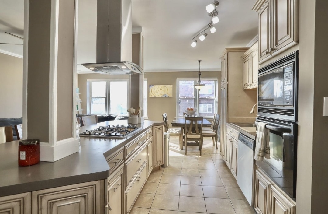 Open kitchen - 2520 John F Kennedy Blvd