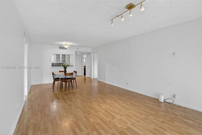 Building Photo - 200 Lakeview Dr