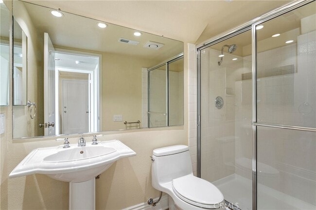 Building Photo - 11 Reina