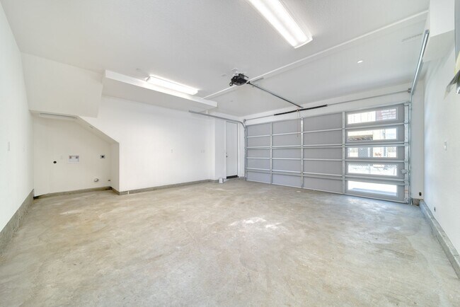 Building Photo - D62