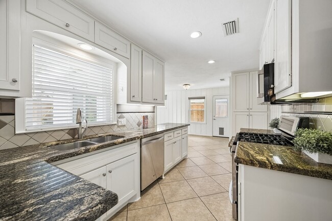Building Photo - 2202 Lazybrook Dr