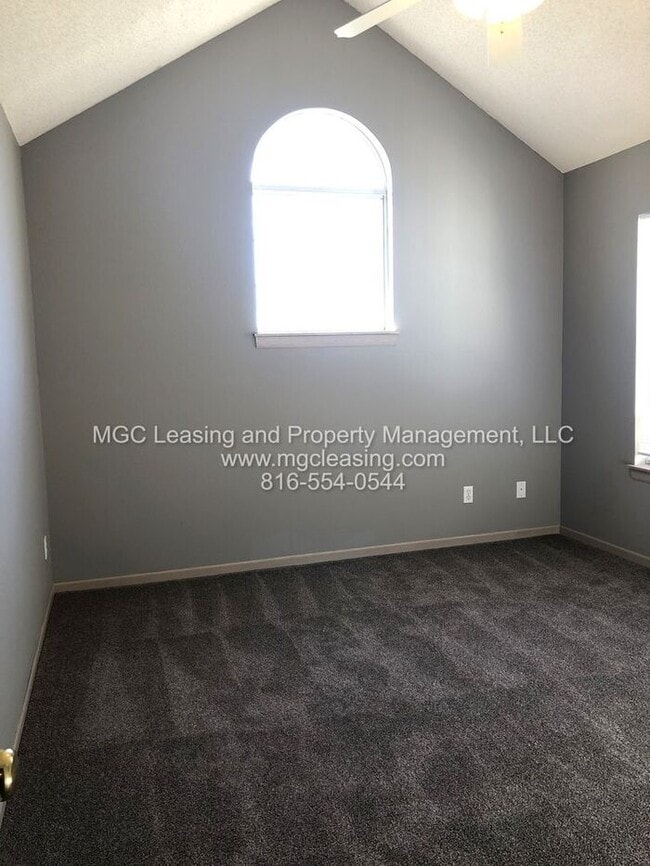 Building Photo - SOUTH GARDEN TOWNHOMES - Beautiful Master w/ en suite!