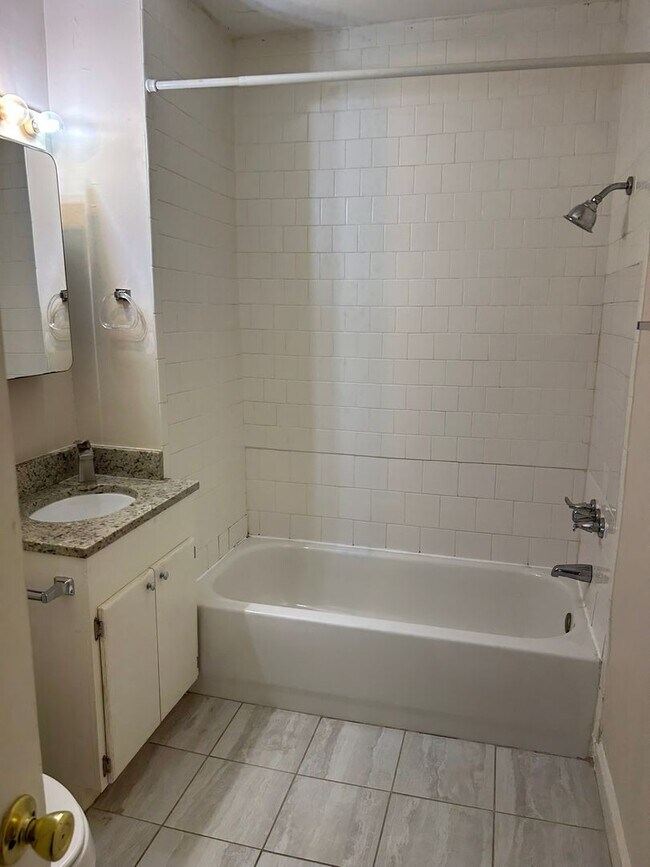 Building Photo - 2 Bedroom House off of Rosewood Available Now