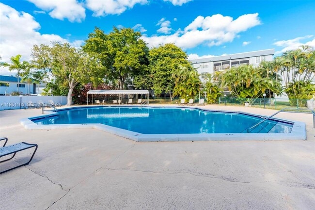 Building Photo - 120 Royal Pk Dr