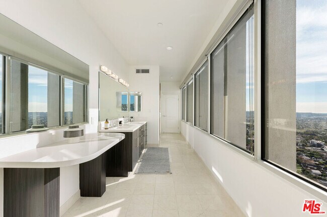 Building Photo - 5670 Wilshire Blvd