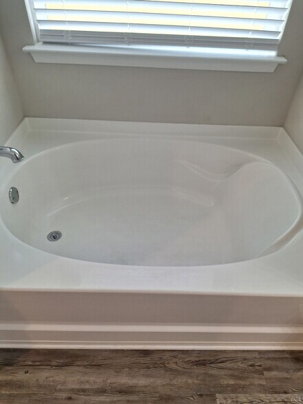 Garden tub - 256 Villa Bay Dr