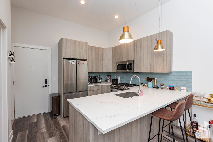 Building Photo - 2322 N Clark St