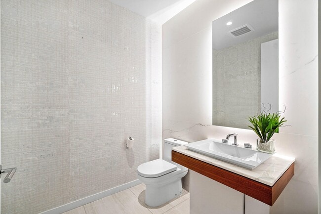 Building Photo - 200 SE Mizner Blvd