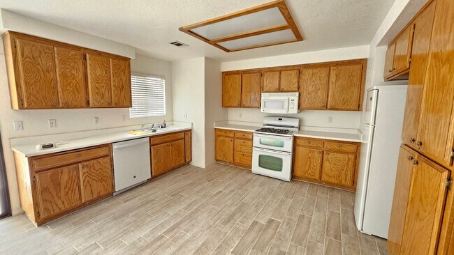 Building Photo - Spacious 3-Bed, 2-Bath Home with Natural Gas in California City – Convenient & Cozy!