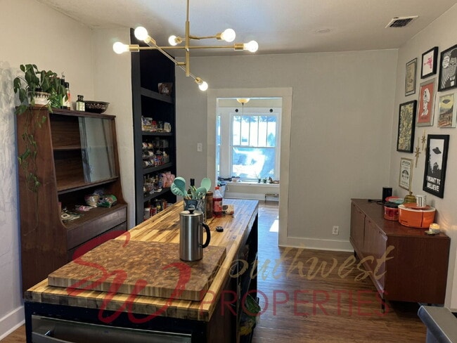 Building Photo - Delightful 2 bedroom, 2 bath with space and charm!!