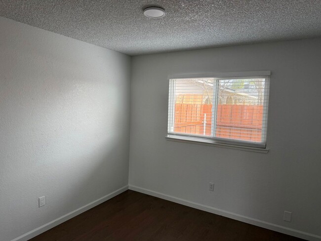 Building Photo - 5310-5312 Wallaby Way