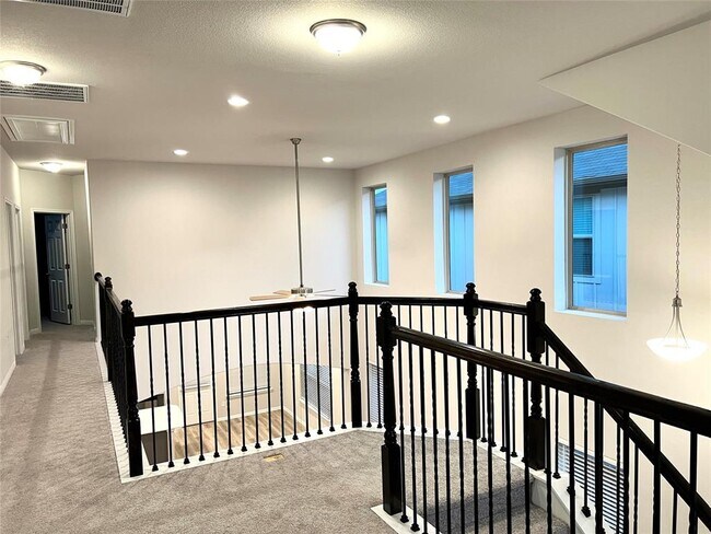 Building Photo - 136 MacArthur Dr