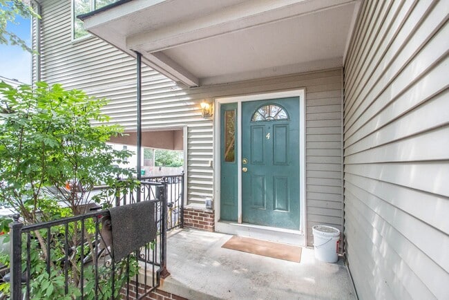 Building Photo - 316 Beakes St