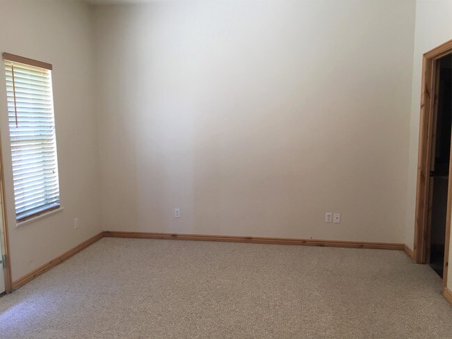 Building Photo - 5063 E Lakeview Dr