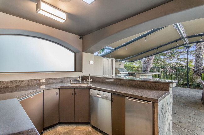 Outdoor kitchen - 7218 Mulholland Dr