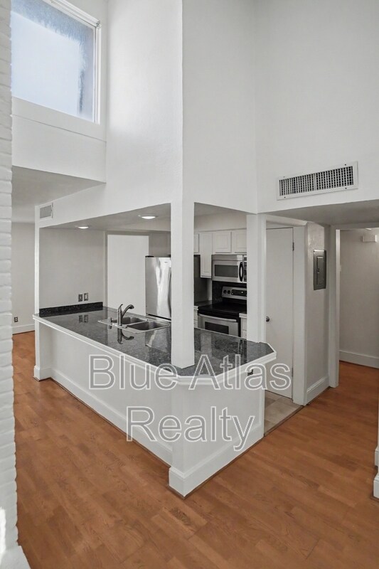 Building Photo - 5938 Sandhurst Ln