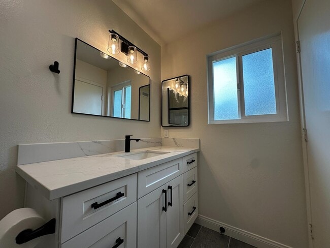 Building Photo - Fully Remodeled Single-Level Encinitas Gem...