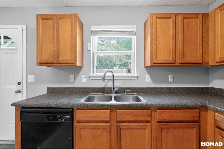 Building Photo - 9465 Lakeview Rd