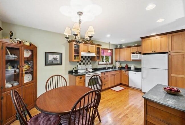 Building Photo - 10414 Valley Forge Ln N