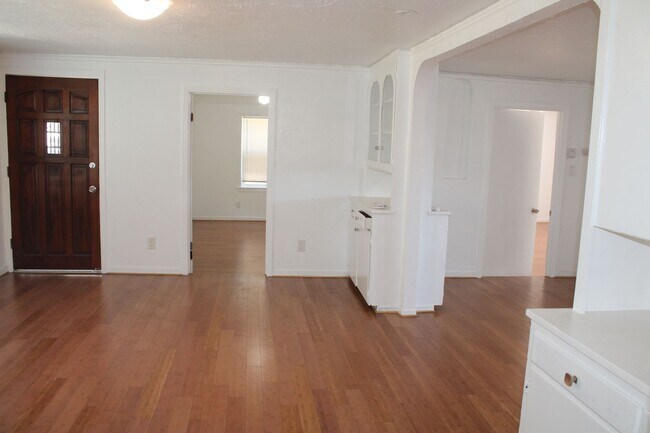 Building Photo - Three Bedroom, One Bathroom Single Family Home in Isleton.