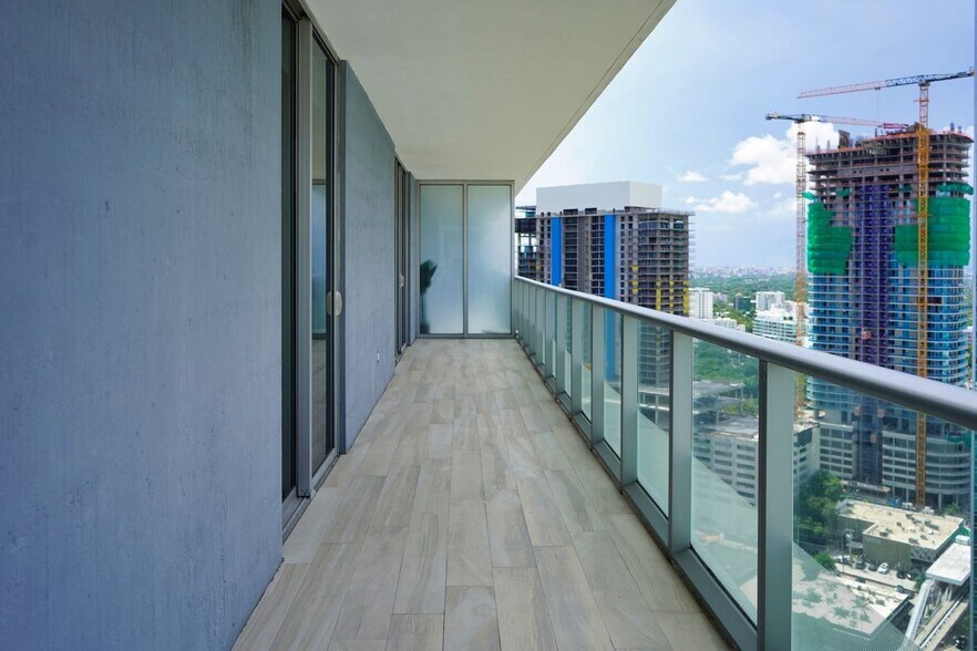 Building Photo - 1300 Brickell Bay Dr
