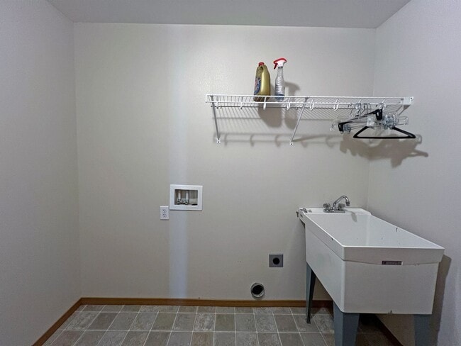 Building Photo - Exceptional 2200 sq ft Three Bedroom 2 Bath Rambler in Fed Way - with A/C