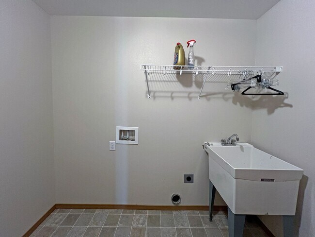 Building Photo - Price Drop!-Exceptional 2200 sq ft Three Bedroom 2 Bath Rambler in Fed Way - with A/C