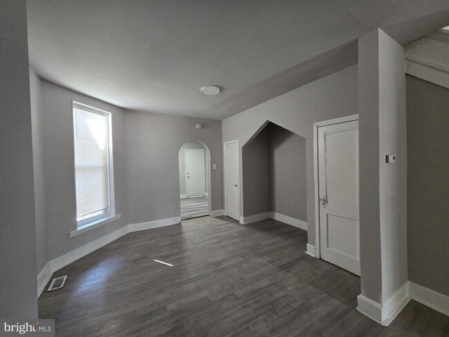 Primary Photo - 5552 Addison St