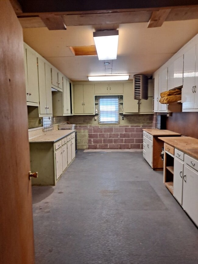 Building Photo - ALL PROSPECTIVE TENANTS MUST SUBMIT A $58 ...